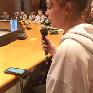 Studierende der PIAM berichtet im Podium über das Demokratieprojekt