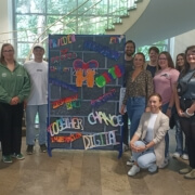 Gruppenbild der PIAM-Klasse mit ihrem Kunstwerk