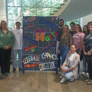 Gruppenbild der PIAM-Klasse mit ihrem Kunstwerk