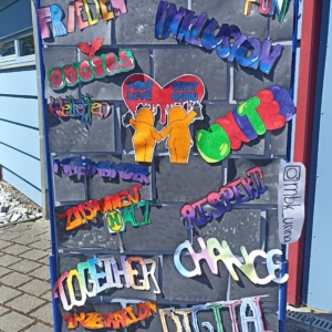 Kunstwerk zum Thema Demokratie; Stellwand mit Begriffen zur Demokratie (Chance, Together, Frieden, Inklusion)
