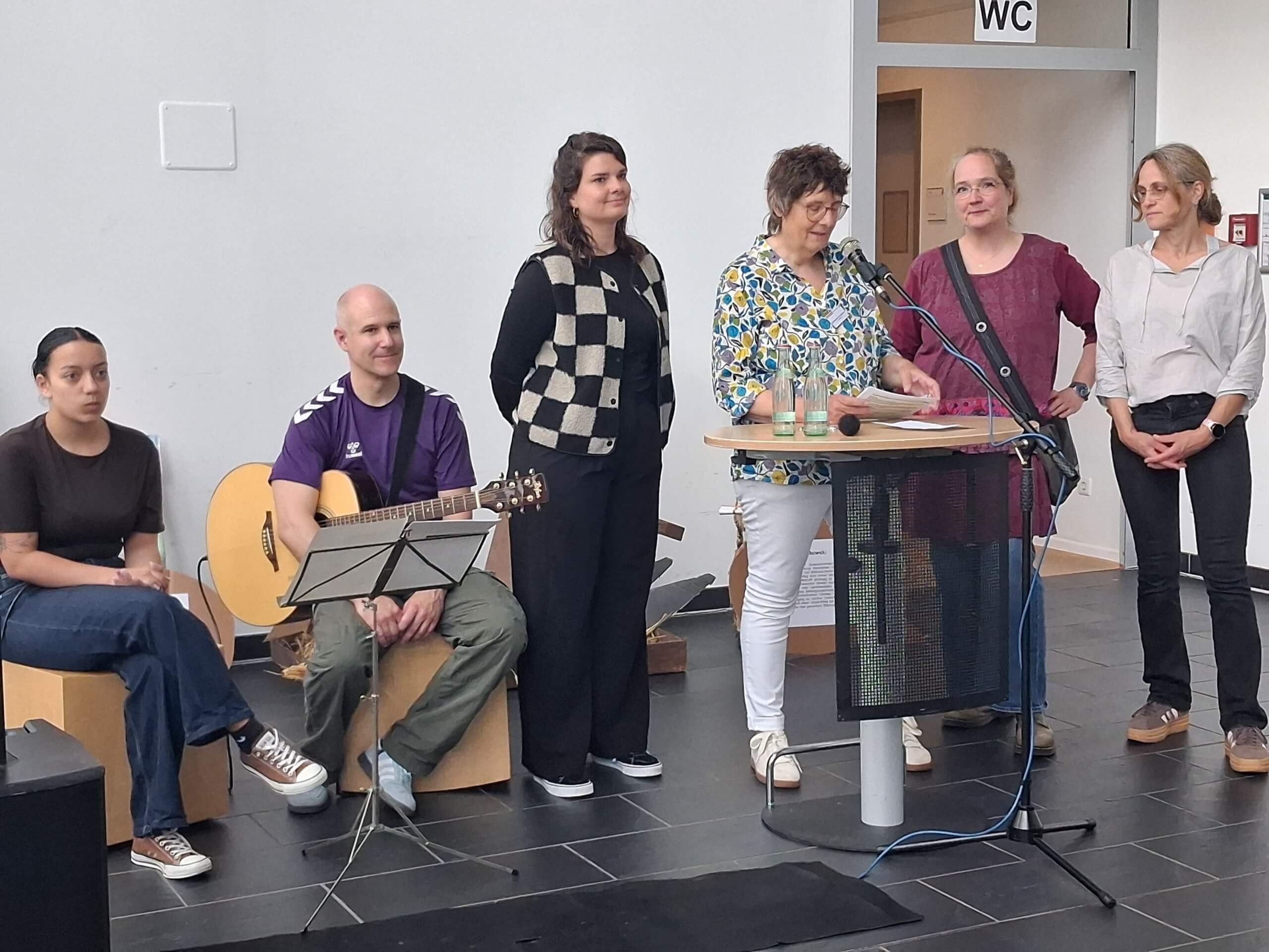 Die Vernissage "Abgestaubt & umgestaltet" wird mit einer Rede eröffnet.
