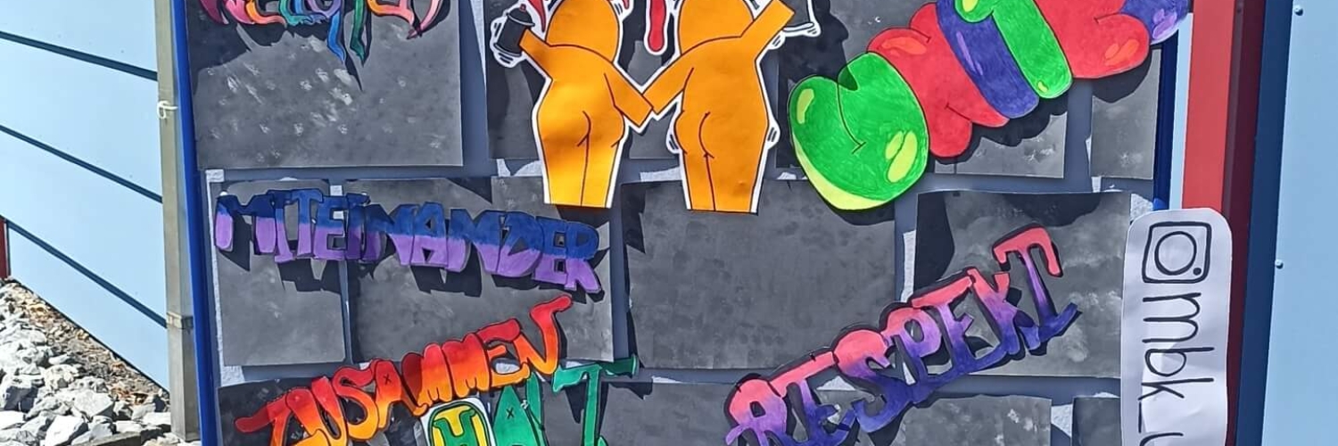 Kunstwerk zum Thema Demokratie; Stellwand mit Begriffen zur Demokratie (Chance, Together, Frieden, Inklusion)